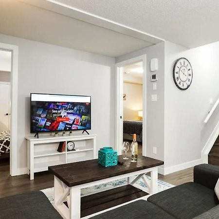 Modern Executive Suite I Complimentary Netflix & Parking! เอดมันตัน ภายนอก รูปภาพ