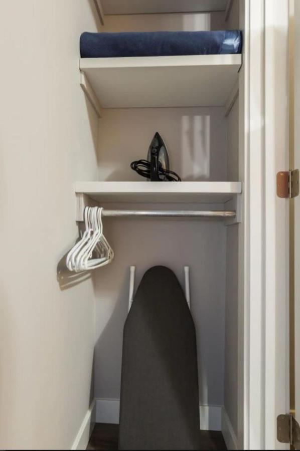 Modern Executive Suite I Complimentary Netflix & Parking! เอดมันตัน ภายนอก รูปภาพ