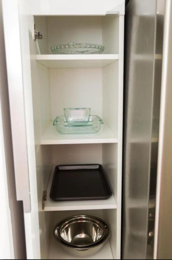 Modern Executive Suite I Complimentary Netflix & Parking! เอดมันตัน ภายนอก รูปภาพ