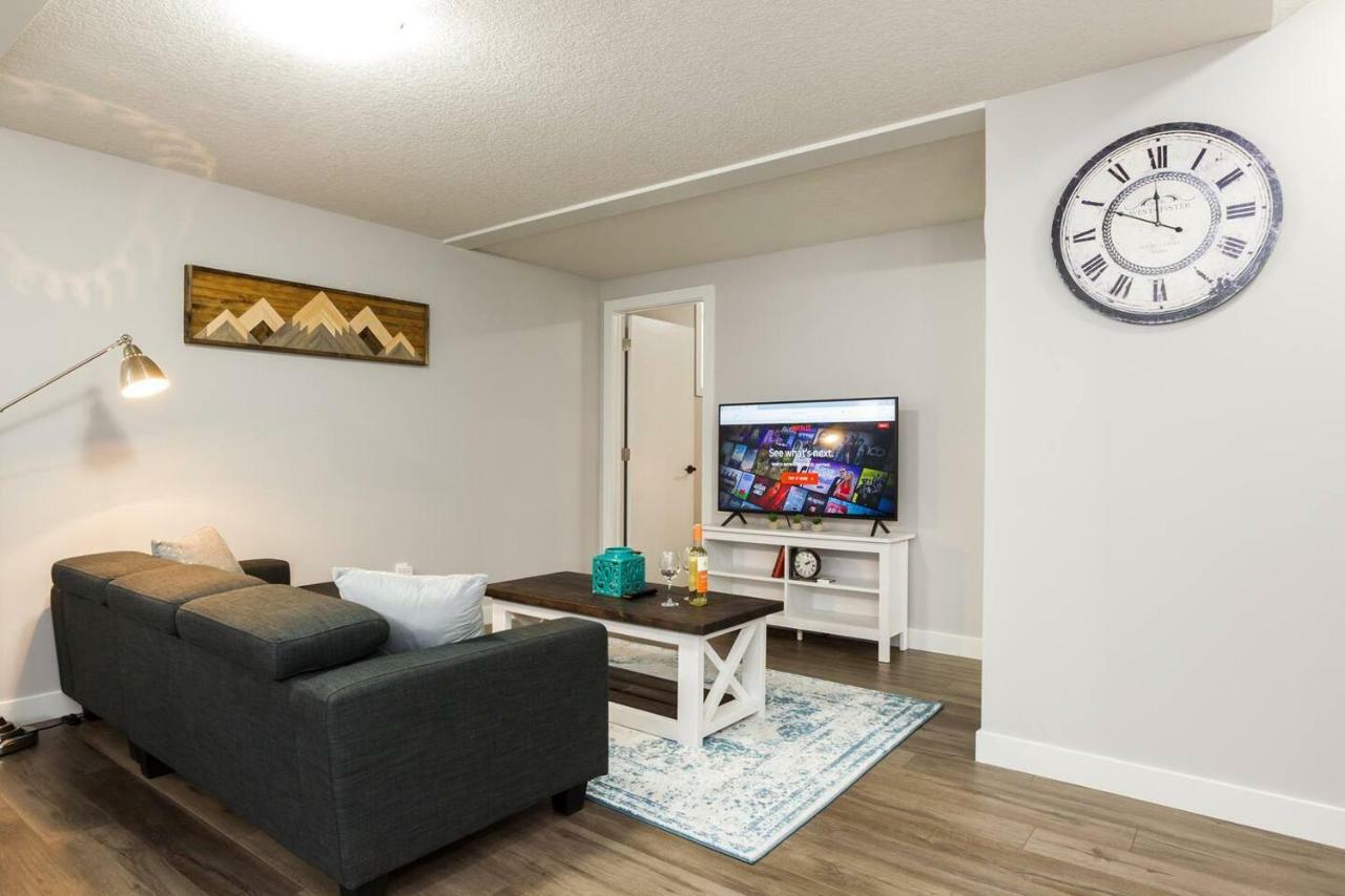 Modern Executive Suite I Complimentary Netflix & Parking! เอดมันตัน ภายนอก รูปภาพ