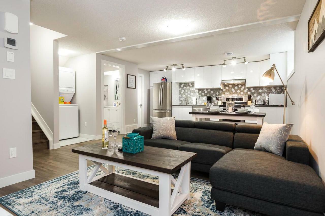 Modern Executive Suite I Complimentary Netflix & Parking! เอดมันตัน ภายนอก รูปภาพ