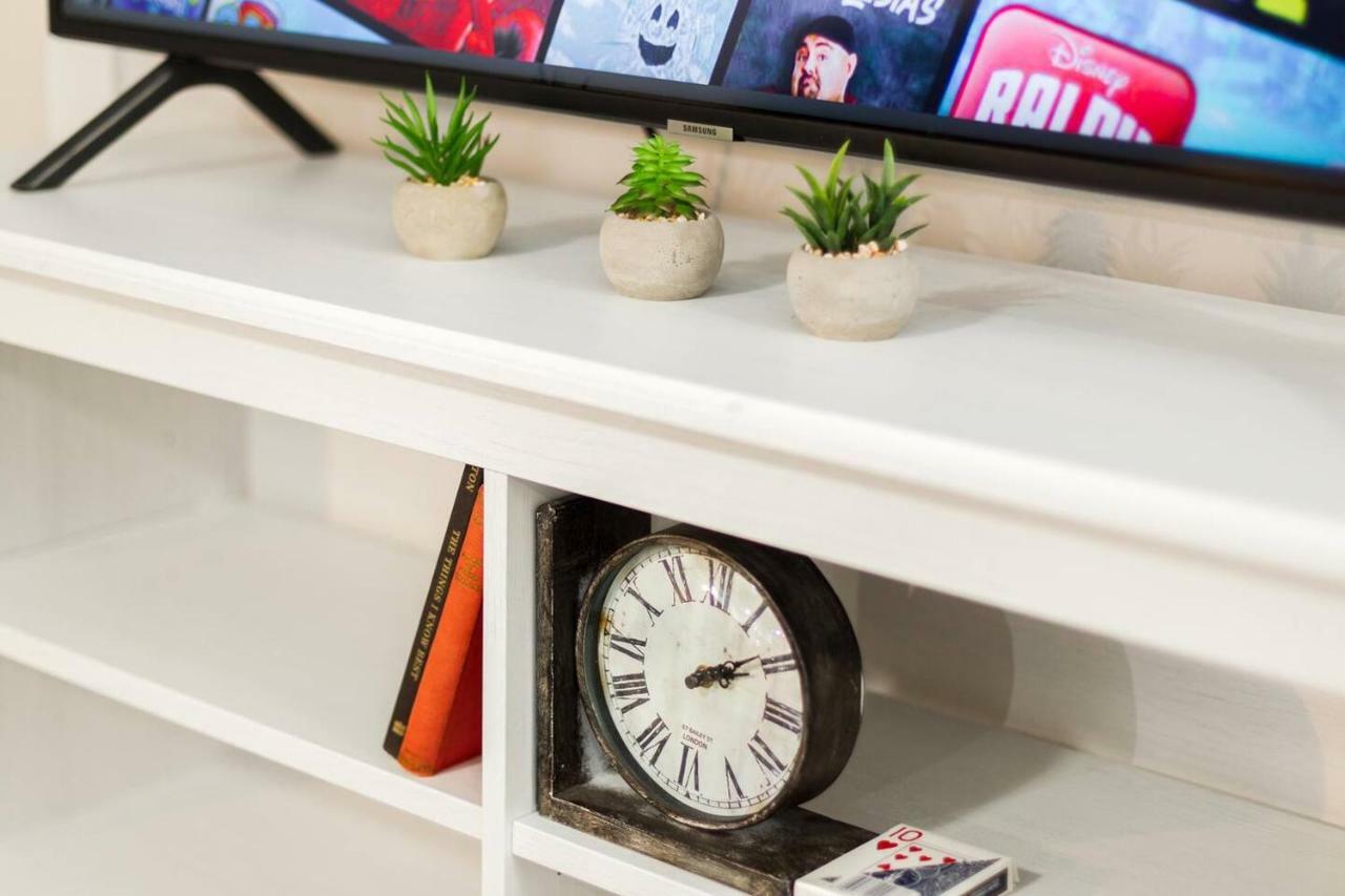 Modern Executive Suite I Complimentary Netflix & Parking! เอดมันตัน ภายนอก รูปภาพ