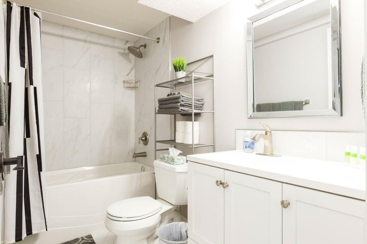 Modern Executive Suite I Complimentary Netflix & Parking! เอดมันตัน ภายนอก รูปภาพ