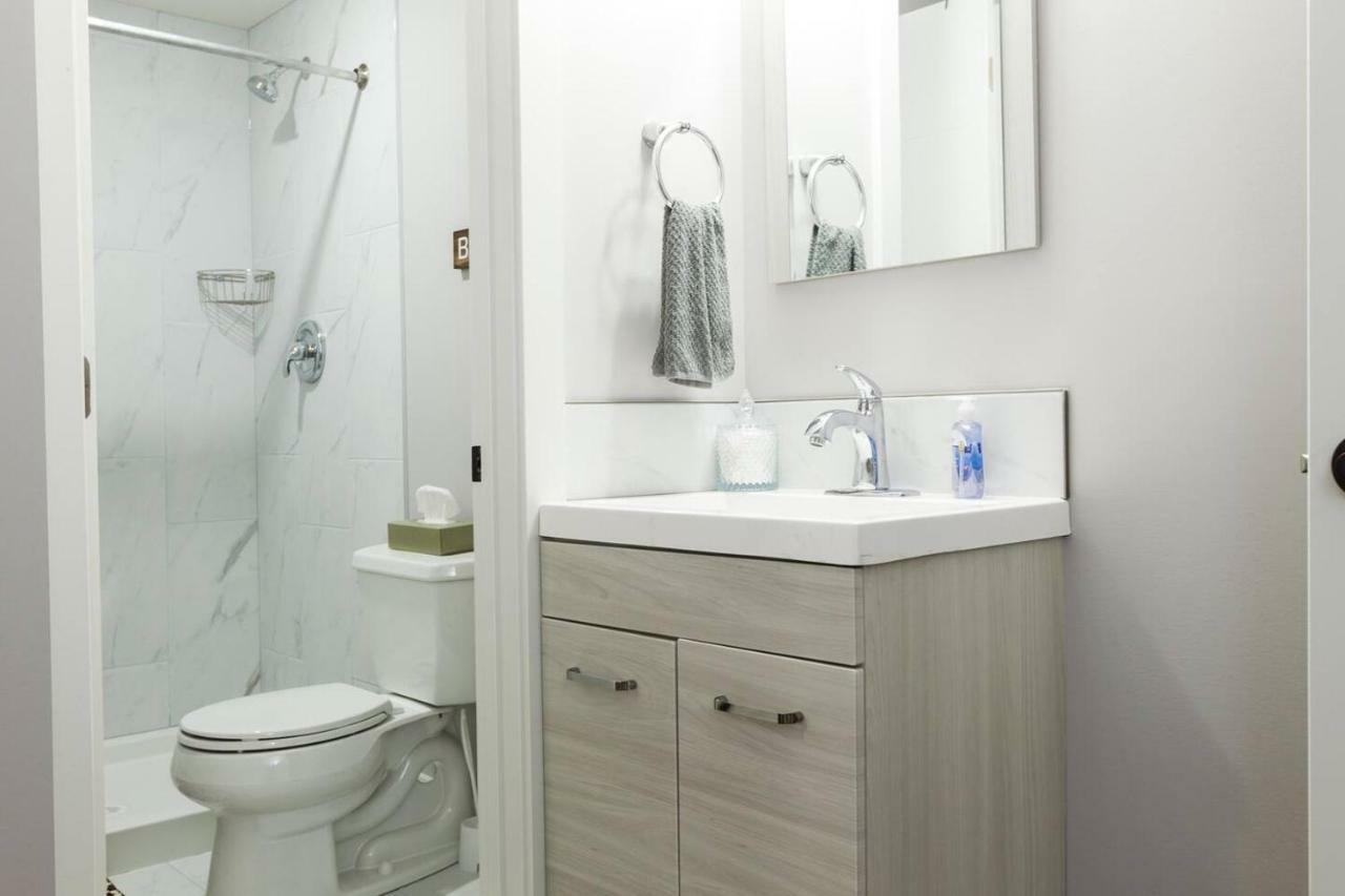 Modern Executive Suite I Complimentary Netflix & Parking! เอดมันตัน ภายนอก รูปภาพ