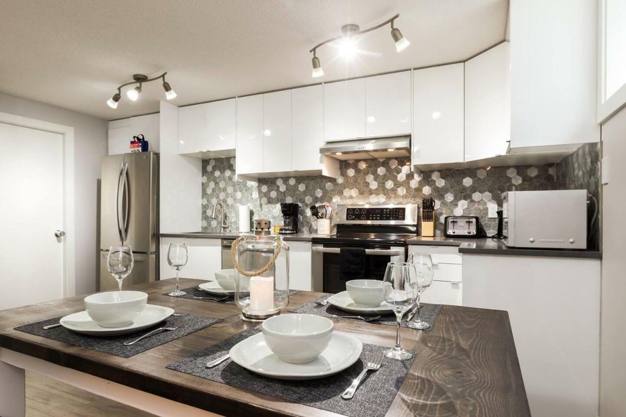 Modern Executive Suite I Complimentary Netflix & Parking! เอดมันตัน ภายนอก รูปภาพ