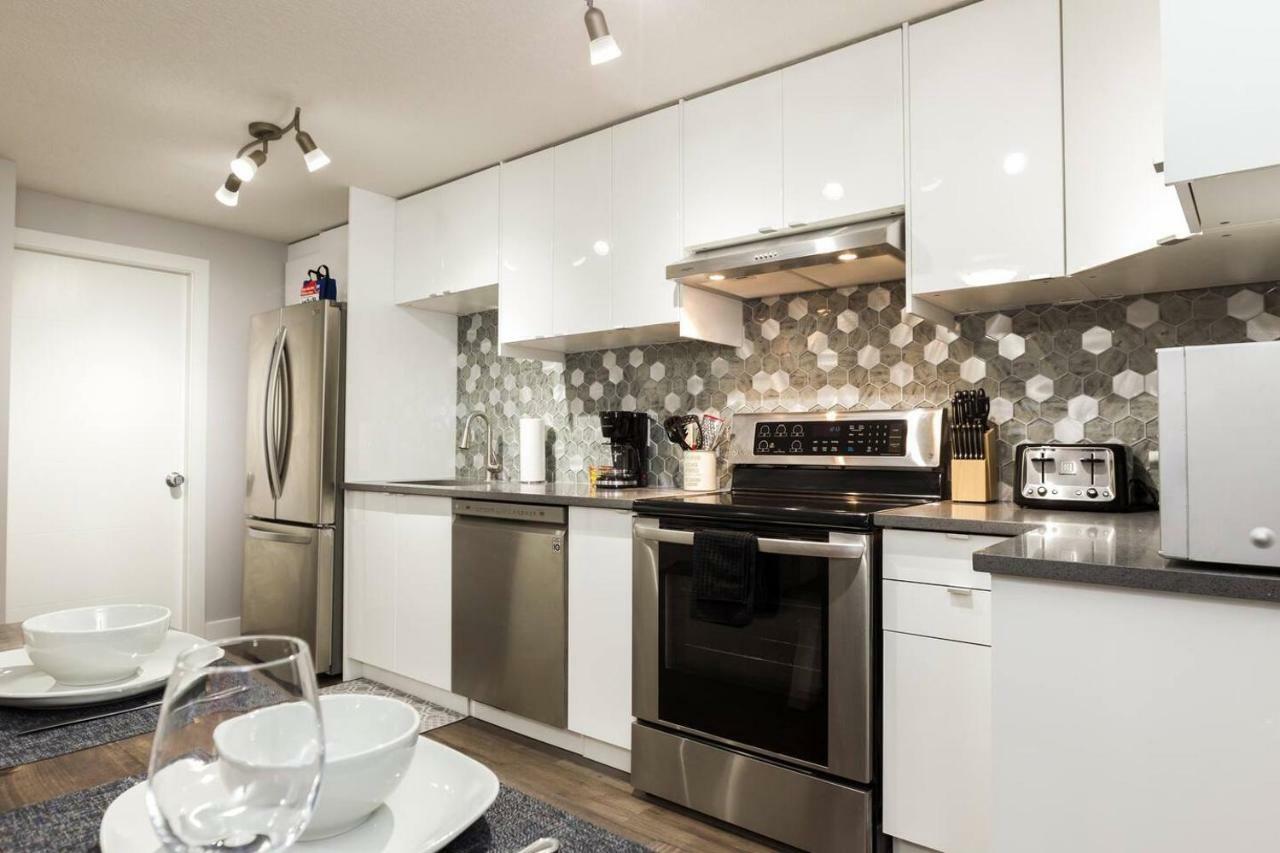 Modern Executive Suite I Complimentary Netflix & Parking! เอดมันตัน ภายนอก รูปภาพ