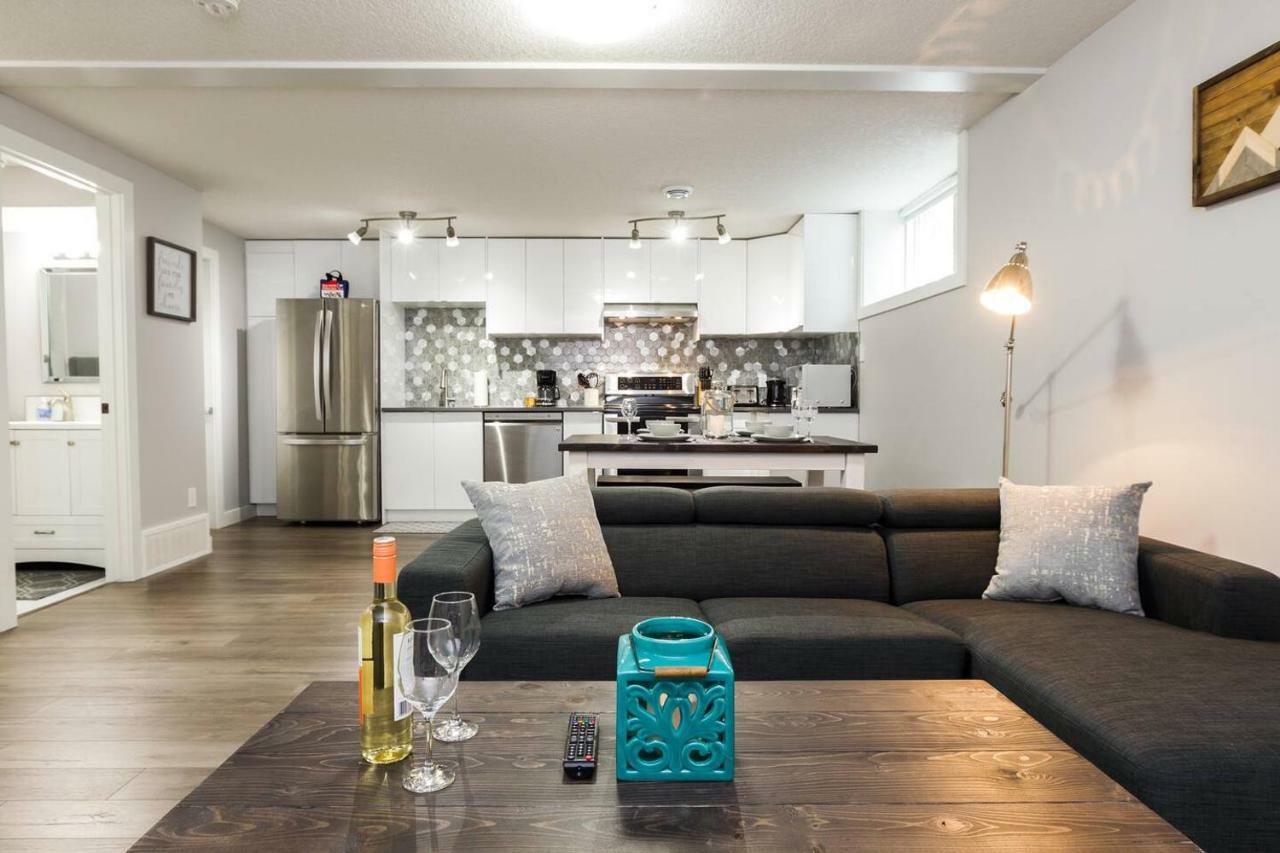 Modern Executive Suite I Complimentary Netflix & Parking! เอดมันตัน ภายนอก รูปภาพ