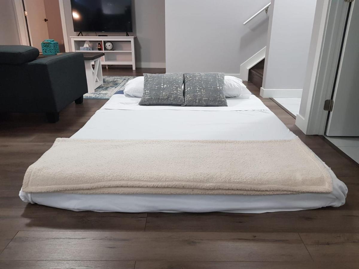 Modern Executive Suite I Complimentary Netflix & Parking! เอดมันตัน ภายนอก รูปภาพ